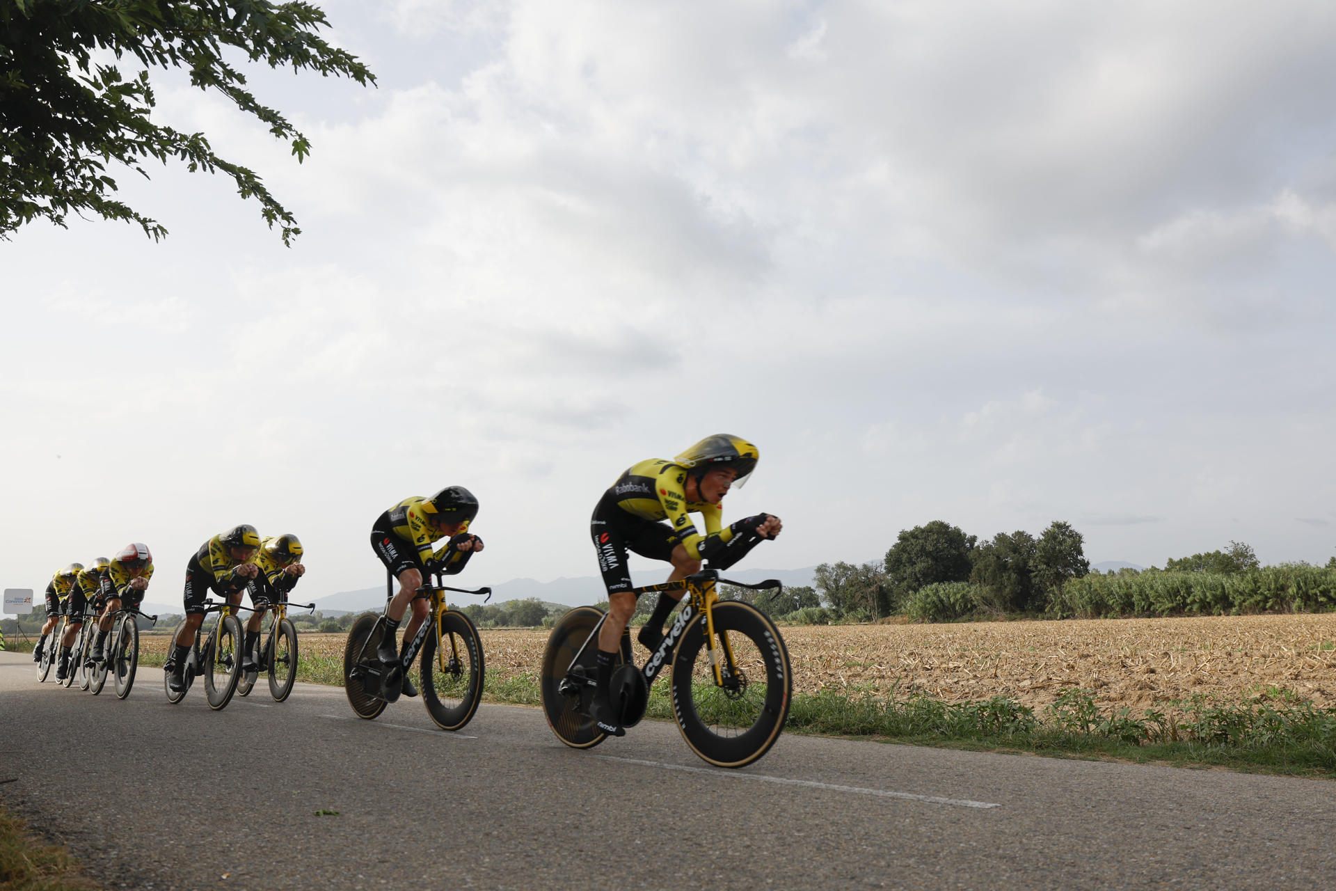 Los ciclistas del equipo Visma | Lease a Bike durante la quinta etapa de la Vuelta a España, una contrarreloj por equipos de 24,1 kilómetros con salida y llegada en Figueres. EFE/ Javier Lizón