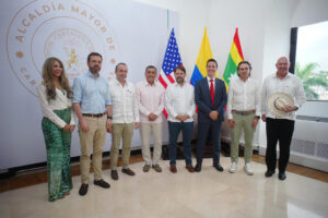 Fotografía cedida este jueves, 14 de agosto, por la Alcaldía de Bogotá, en la que aparecen (de i a d) la gerente de la Ciudad de Barranquilla, Ana María Aljure; el alcalde de Bogotá, Carlos Fernado Galán; el alcalde de Cali, Alejandro Eder; el alcalde de Cartagena de Indias, Dumek Turbay; el senador estadounidense Rubén Gallego; el senador estadounidense Bernie Moreno; el alcalde de Medellín, Fedrerico Gutierrez, y el encargado de Negocios de la Embajada de Estados Unidos en Colombia, John McNamara, al posar durante una reunión, en Cartagena (Colombia). EFE/Alcaldía de Bogotá