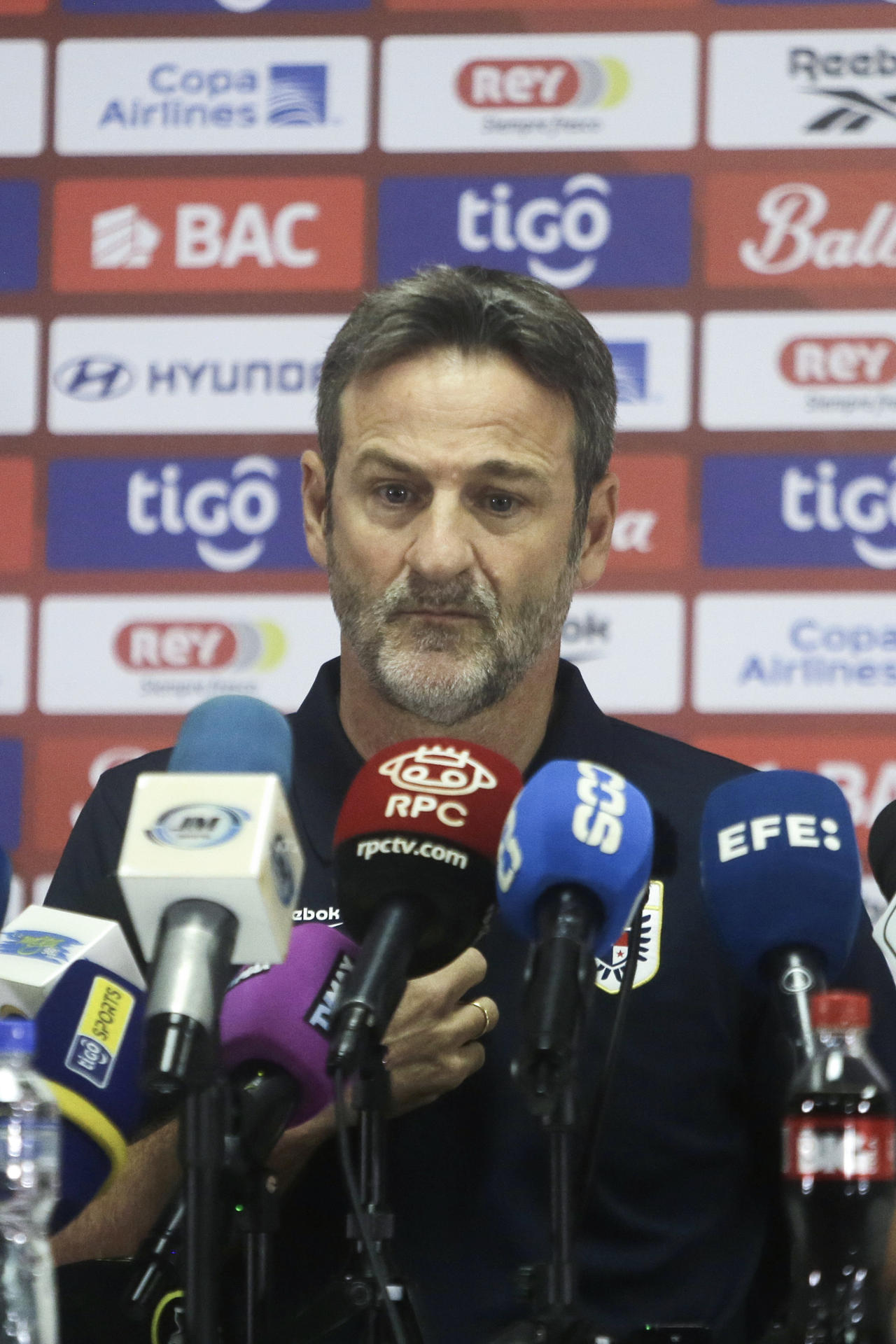 El seleccionador de Panamá, Thomas Christiansen, habla durante una rueda de prensa este jueves en Ciudad de Panamá (Panamá). EFE/ Carlos Lemos