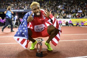 Noah Lyles, de Estados Unidos, celebra con el trofeo de la Diamond League tras ganar los 200 metros masculinos durante la final de la Diamond League de Atletismo Mundial 2025, celebrada en Zúrich, Suiza, el 28 de agosto de 2025. (200 metros, Suiza, Estados Unidos). EFE/EPA/ENNIO LEANZA