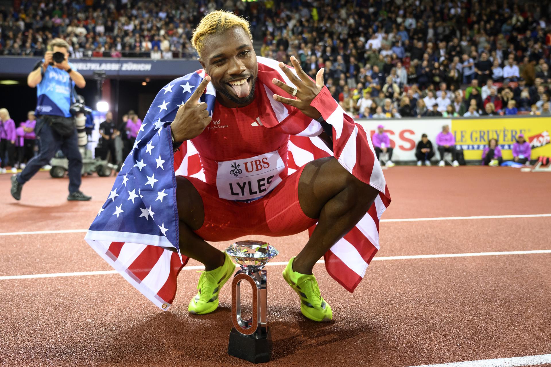 Noah Lyles, de Estados Unidos, celebra con el trofeo de la Diamond League tras ganar los 200 metros masculinos durante la final de la Diamond League de Atletismo Mundial 2025, celebrada en Zúrich, Suiza, el 28 de agosto de 2025. (200 metros, Suiza, Estados Unidos). EFE/EPA/ENNIO LEANZA