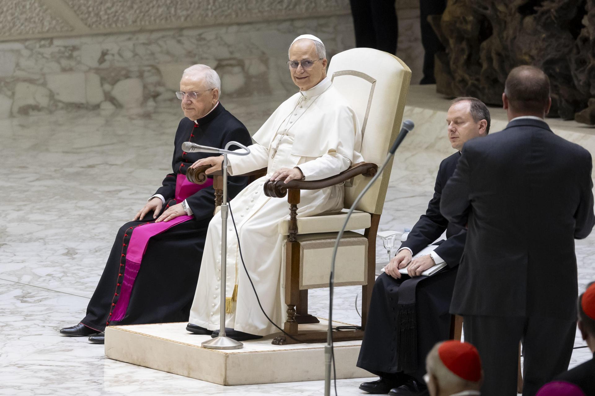 El papa León XIV (2-I) asiste a la audiencia general semanal en el Aula Pablo VI en la Ciudad del Vaticano,el 27 de agosto de 2025. EFE/EPA/MASSIMO PERCOSSI