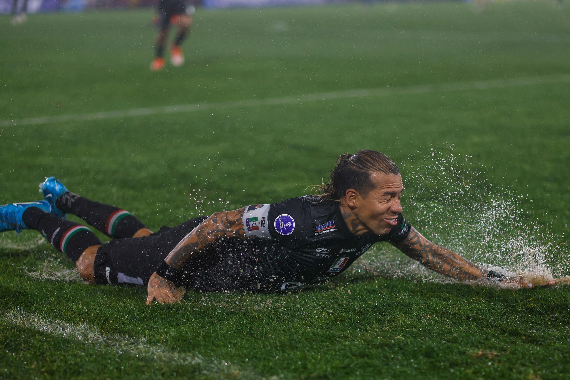Dayro Moreno de Once Caldas celebra un gol este martes, durante un partido de octavos de final de la Copa Sudamericana. EFE/ Juan Ignacio Roncoroni
