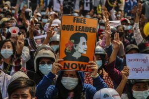 Fotografía de archivo de una mujer reclamando la liberación de la nobel de la Paz birmana, Aung San Suu Kyi, detendida tras el golpe de Estado militar de febrero de 2021.
EFE/EPA/MAUNG LONLAN