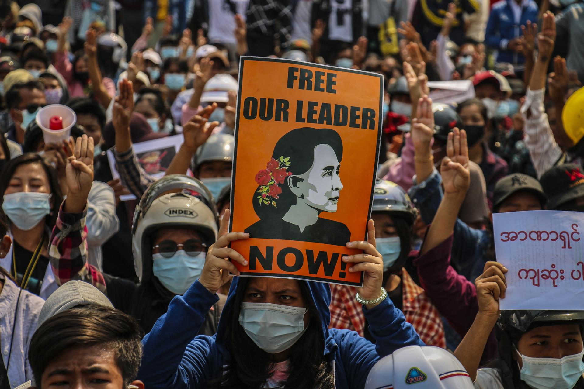 Fotografía de archivo de una mujer reclamando la liberación de la nobel de la Paz birmana, Aung San Suu Kyi, detendida tras el golpe de Estado militar de febrero de 2021.
EFE/EPA/MAUNG LONLAN