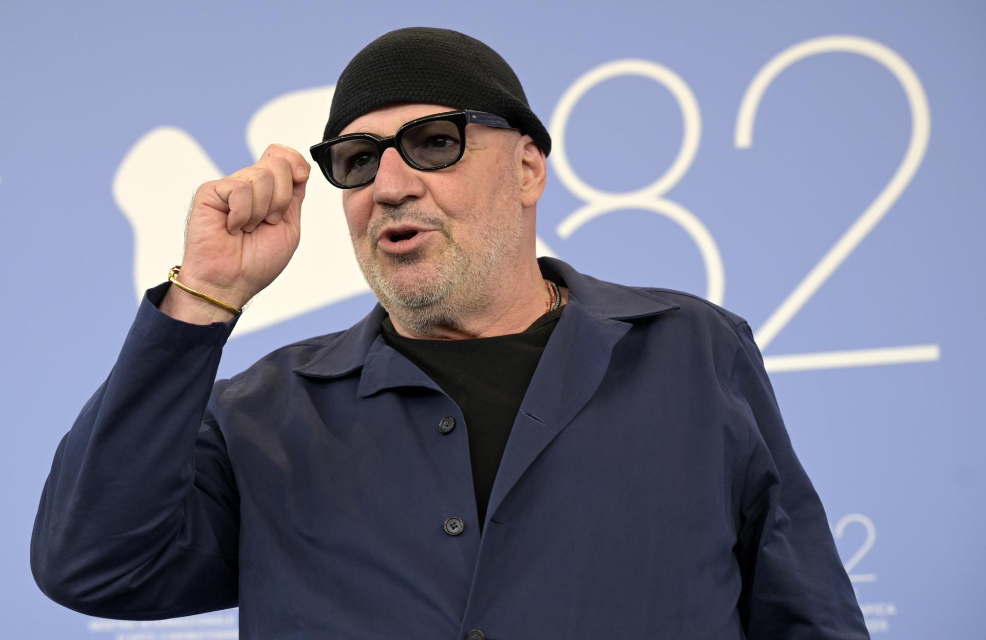 VENICE (Italy), 30/08/2025.- Italian director Gianfranco Rosi poses at a photocall for 'Sotto le nuvole' at the 82nd annual Venice International Film Festival, in Venice, Italy, 30 August 2025. The film festival runs from 27 August to 06 September 2025. (Cine, Cine, Italia, Venecia) EFE/EPA/RICCARDO ANTIMIANI