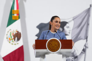 Fotografía cedida por la Presidencia de México de su mandataria, Claudia Sheinbaum, hablando en una rueda de prensa este viernes, en el Palacio Nacional de Ciudad de México (México). EFE/ Presidencia de México /SOLO USO EDITORIAL/ NO VENTAS/ SOLO DISPONIBLE PARA ILUSTRAR LA NOTICIA QUE ACOMPAÑA (CRÉDITO OBLIGATORIO)