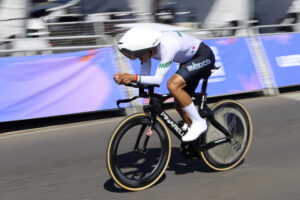 El ciclista José Antonio Prieto, de México, compite en la contrarreloj individual masculina de ciclismo de ruta de los II Juegos Panamericanos Junior ASU 2025 en la avenida Costanera de Asunción (Paraguay). EFE/Rodrigo Sepúlveda