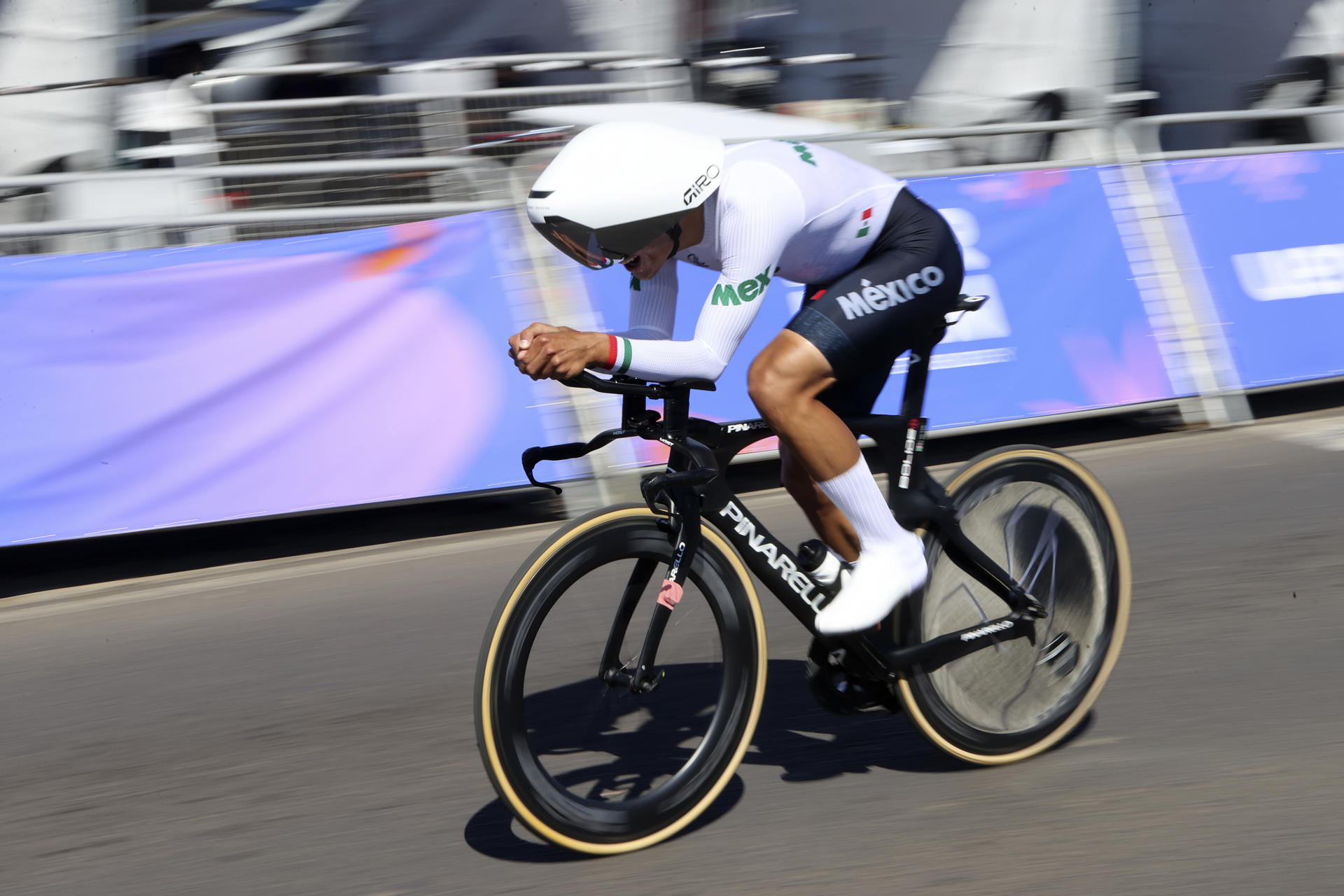 El ciclista José Antonio Prieto, de México, compite en la contrarreloj individual masculina de ciclismo de ruta de los II Juegos Panamericanos Junior ASU 2025 en la avenida Costanera de Asunción (Paraguay). EFE/Rodrigo Sepúlveda