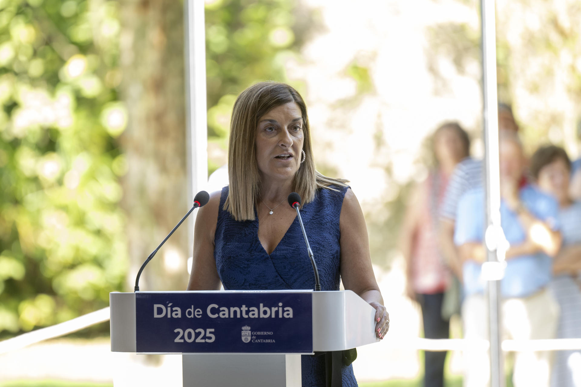 La presidenta de Cantabria, María José Sáenz de Buruaga (c), durante la celebración, este domingo, del Día de Cantabria. EFE/Pedro Puente Hoyos