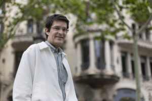 El escritor e historiador Xavier Martínez i Edo, autor de una guía antológica de 'Las 70 joyas del Modernismo en Europa', cree que "la voluptuosidad en su decoración, la luminosidad y la extravagancia" han hecho que este estilo arquitectónico tenga tanto éxito en lugares tan distantes como Oporto, Bruselas, Glasgow, Barcelona o Praga, ha explicado en una entrevista con EFE. EFE/Marta Pérez
