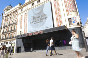Cartel de la campaña de Oncobierzo en la Plaza de Callao en Madrid, este jueves. La comarca leonesa de El Bierzo, que estos días se ha convertido por los incendios en uno de los puntos más observados del país, ha trasladado este jueves hasta el corazón urbano de Madrid sus problemas sanitarios por la falta de profesionales oncológicos, con una campaña audiovisual en la plaza de Callao, donde la asociación Oncobierzo llama la atención sobre estas carencias. EFE/ Mario Moron