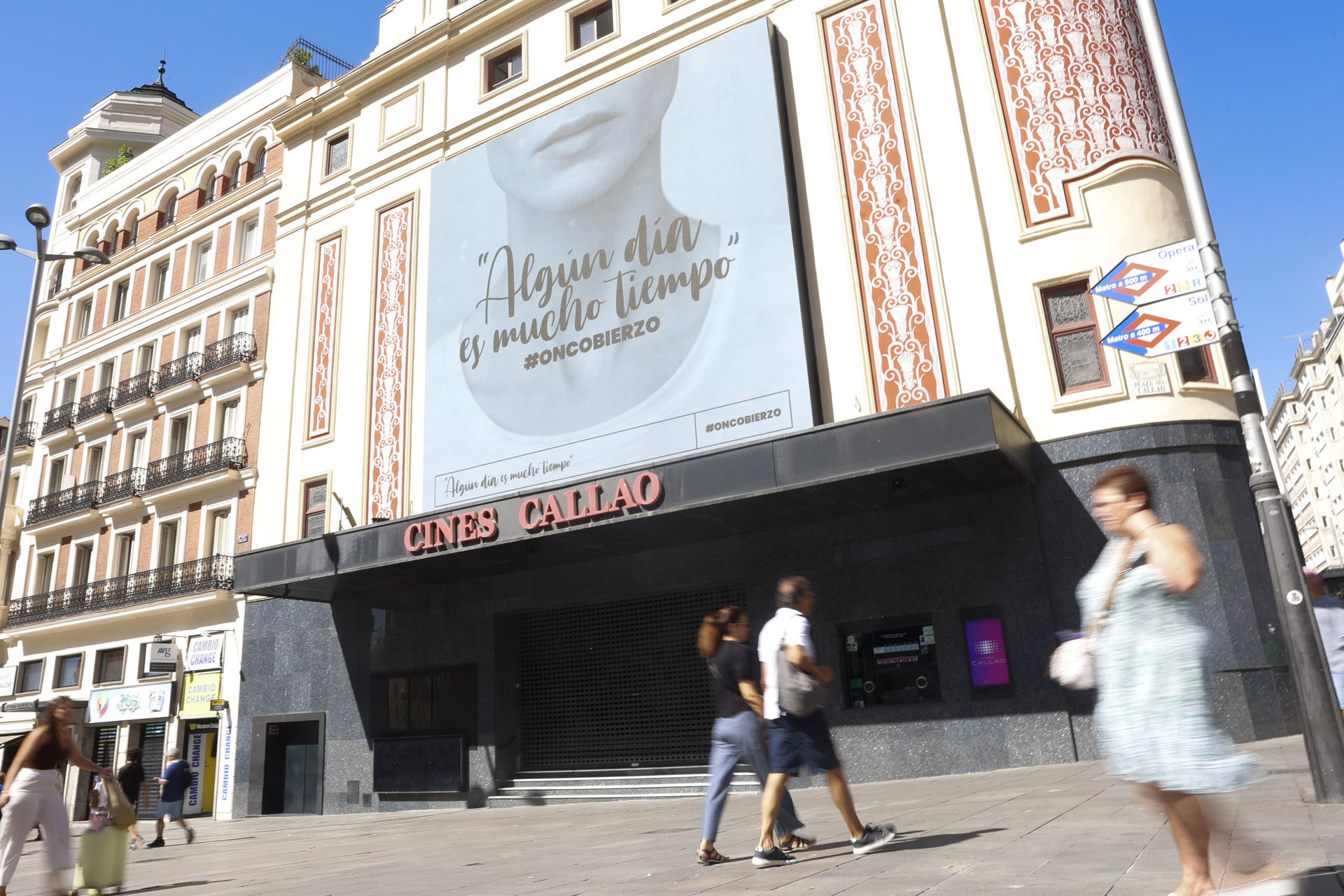 Cartel de la campaña de Oncobierzo en la Plaza de Callao en Madrid, este jueves. La comarca leonesa de El Bierzo, que estos días se ha convertido por los incendios en uno de los puntos más observados del país, ha trasladado este jueves hasta el corazón urbano de Madrid sus problemas sanitarios por la falta de profesionales oncológicos, con una campaña audiovisual en la plaza de Callao, donde la asociación Oncobierzo llama la atención sobre estas carencias. EFE/ Mario Moron