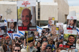 Concentración en la plaza de los rehenes de Tel Aviv en respaldo a los rehenes liberados el 22 de febrero de 2025. EFE/Magda Gibelli