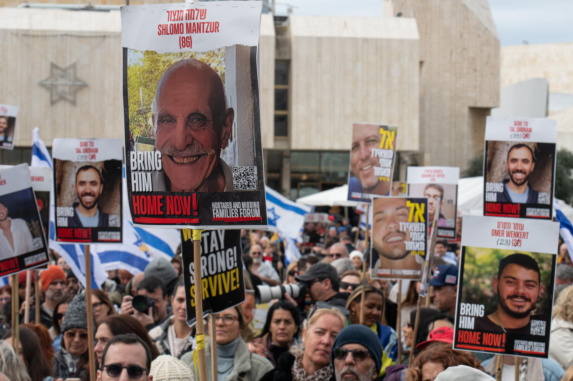 Concentración en la plaza de los rehenes de Tel Aviv en respaldo a los rehenes liberados el 22 de febrero de 2025. EFE/Magda Gibelli