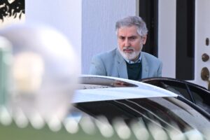 El embajador de Irán en Australia, Ahmad Sadeghi, abandonando este miércoles la delegación diplomática despues de ser expulsado ayer por el país oceánico.
EFE/EPA/LUKAS COCH AUSTRALIA AND NEW ZEALAND OUT