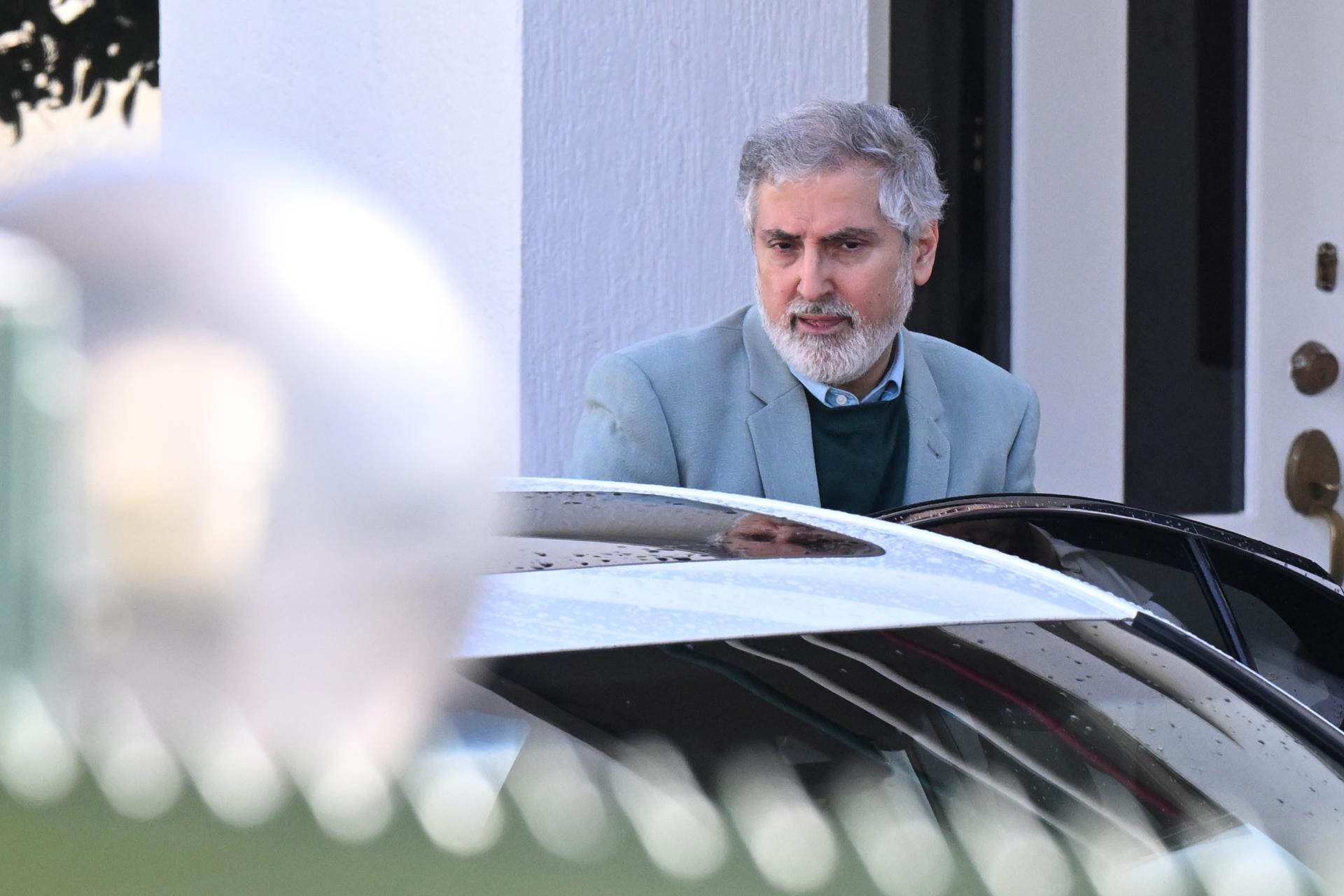 El embajador de Irán en Australia, Ahmad Sadeghi, abandonando este miércoles la delegación diplomática despues de ser expulsado ayer por el país oceánico.
EFE/EPA/LUKAS COCH AUSTRALIA AND NEW ZEALAND OUT