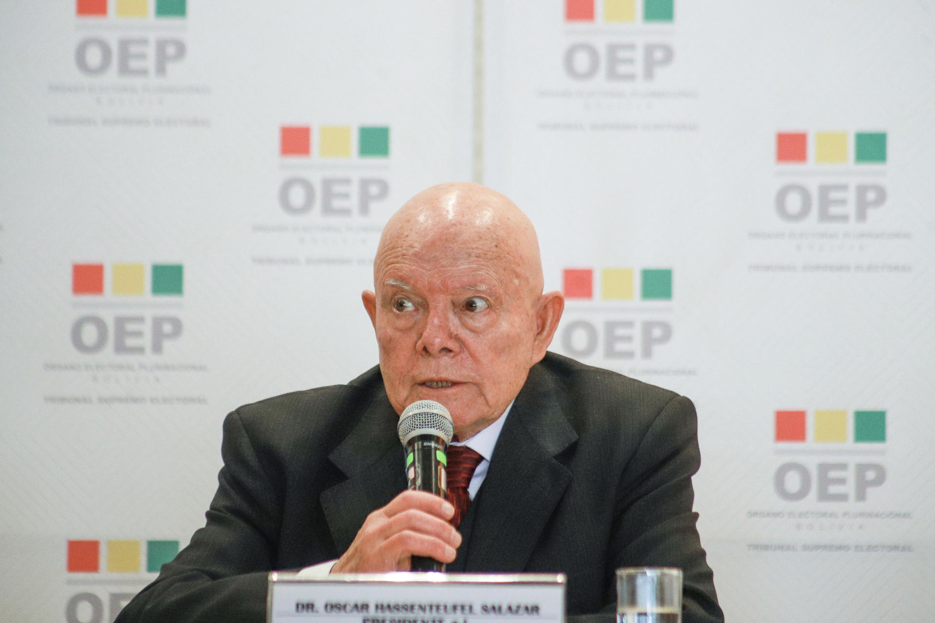 El presidente del Tribunal Supremo Electoral (TSE) de Bolivia, Óscar Hassenteufel, habla durante la presentación de los resultados de las elecciones generales este martes, en La Paz (Bolivia). EFE/ Gabriel Márquez