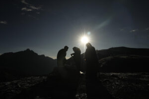 Personas preparan un ritual dedicado a la madre tierra este jueves, en La Cumbre (Bolivia). EFE/ Rodrigo Sura
