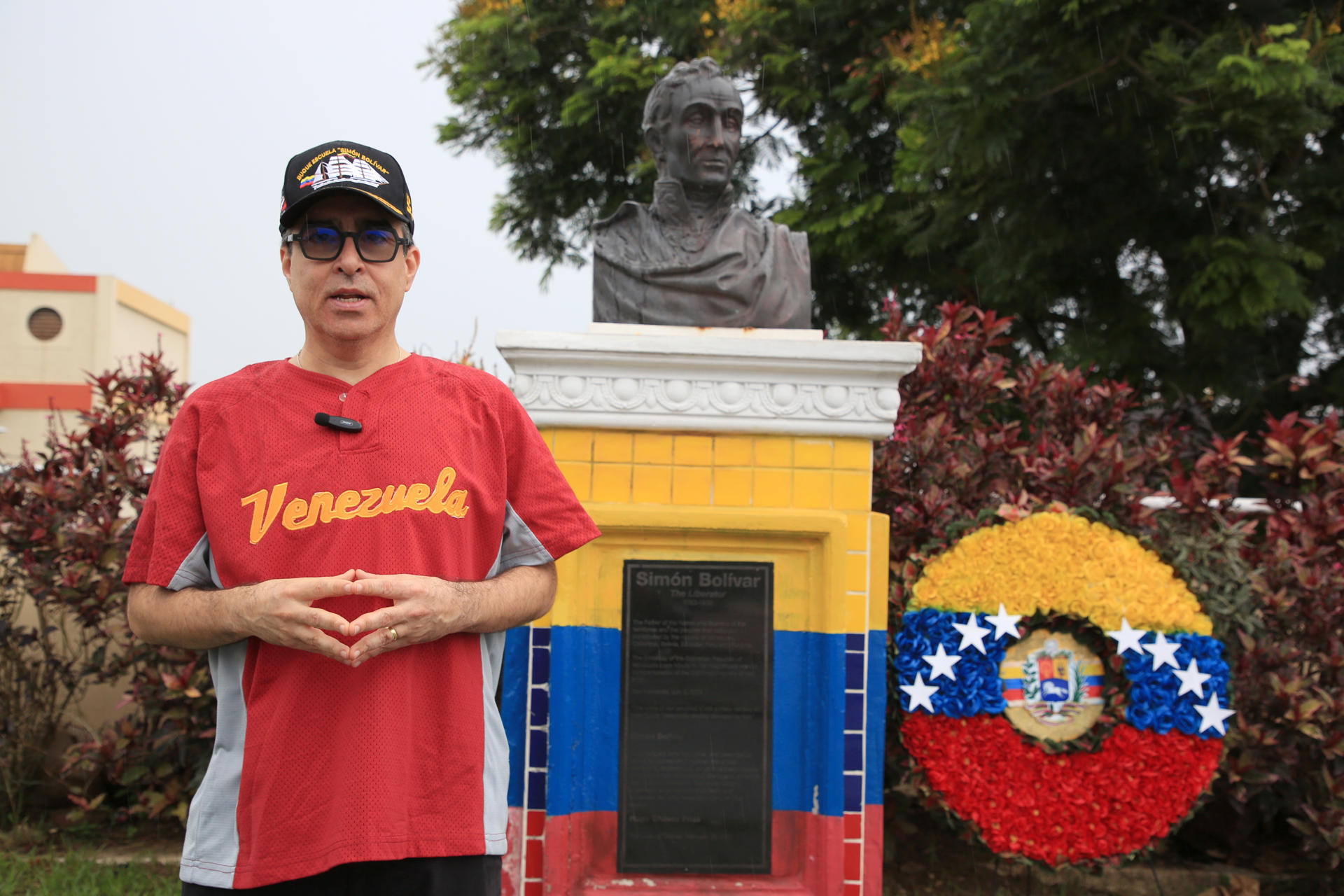 El embajador de Venezuela en Trinidad y Tobago, Álvaro Sánchez Cordero, habla durante una entrevista con EFE este sábado, en San Fernando (Trinidad y Tobago). EFE/ Andrea de Silva