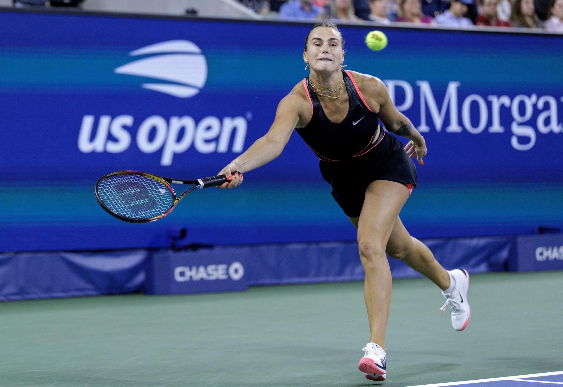 Aryna Sabalenka, número uno del mundo, venció a la canadiense Leylah Fernández en el Abierto de Estados Unidos. EFE/EPA/CRISTOBAL HERRERA ULASHKEVICH