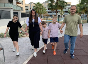 Imagen de archivo (16/05/2023).- Marian Vaya y José Antonio Mesa posan con sus hijos en su casa de San Juan de Aznalfarache (Sevilla), durante la entrevista con EFE en la que han explicado cómo están trabajando para luchar contra la ataxia de Friedreich, una enfermedad rara que afecta a los niños. EFE/Fermín Cabanillas