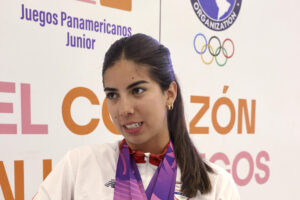 La remadora de Paraguay Nicole Martínez habla durante una entrevista con EFE en Luque (Paraguay). EFE/Rodrigo Sepúlveda