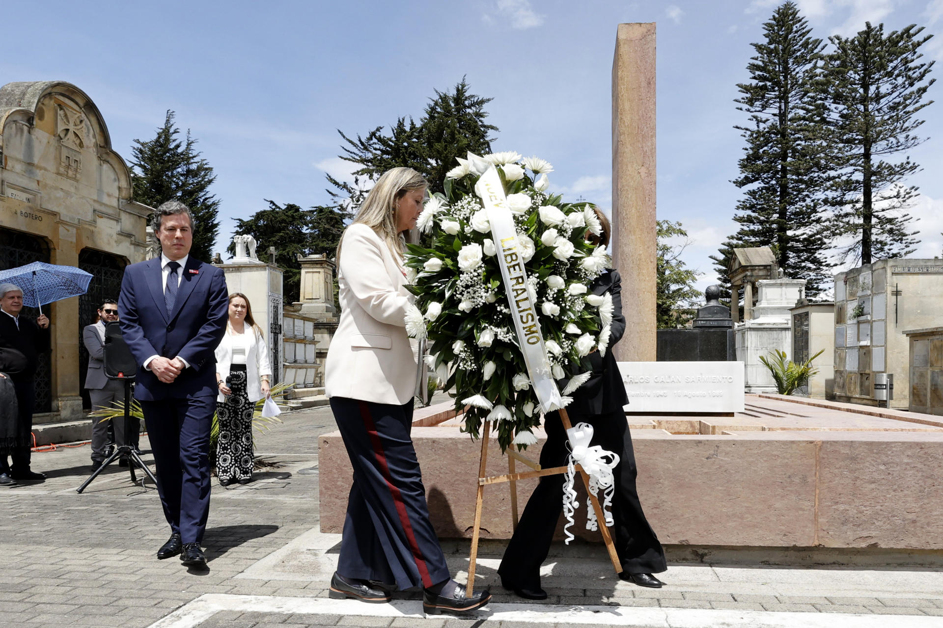 El exsenador Juan Manuel Galán acompaña la instalación de una ofrenda floral en la tumba de su padre Luis Carlos Galán, al cumplirse 36 años de su asesinato, este lunes en Bogotá (Colombia). EFE/ Mauricio Dueñas Castañeda
