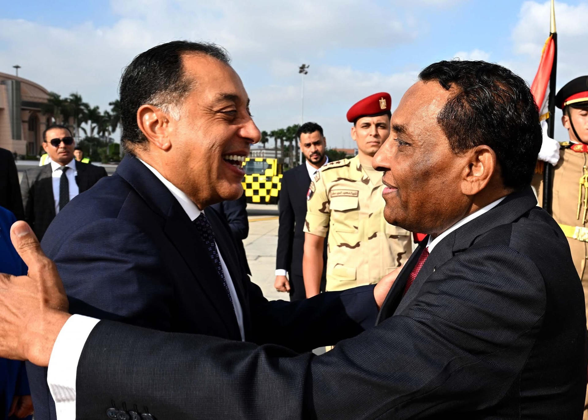 El primer ministro de Egipto, Mustafa Madbuli, recibió este jueves en el aeropuerto de El Cairo a su homólogo sudanés, Kamel Idris, en la primera visita oficial al extranjero de éste desde su nombramiento en mayo. El primer ministro de Sudán, Kamel Idris, inició este jueves una visita en El Cairo, su primera al extranjero desde que fue nombrado el pasado mayo, en busca de ayuda política y para la reconstrucción de su país, en un momento crucial de la guerra marcada por las acusaciones contra Emiratos Árabes Unidos (EAU) de apoyar a los paramilitares.-EFE/ Consejo de Ministros Egipcios ***SOLO USO EDITORIAL/SOLO DISPONIBLE PARA ILUSTRAR LA NOTICIA QUE ACOMPAÑA (CRÉDITO OBLIGATORIO)***