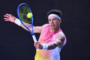 Fotografía de archivo del estadounidense Ben Shelton, quien se adjudicó este jueves su primer Masters 1000 al vencer en la final del torneo de Toronto al ruso Karen Khachanov. EFE/EPA/JOEL CARRETT AUSTRALIA AND NEW ZEALAND OUT