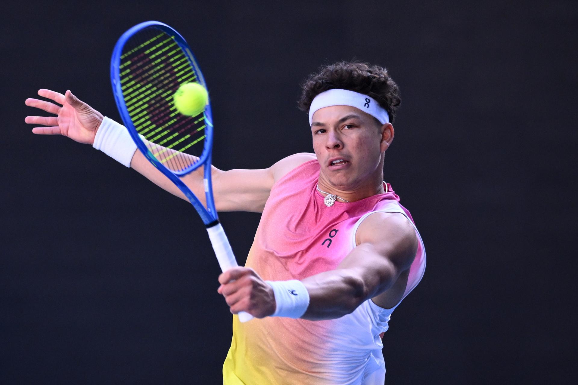 Fotografía de archivo del estadounidense Ben Shelton, quien se adjudicó este jueves su primer Masters 1000 al vencer en la final del torneo de Toronto al ruso Karen Khachanov. EFE/EPA/JOEL CARRETT AUSTRALIA AND NEW ZEALAND OUT