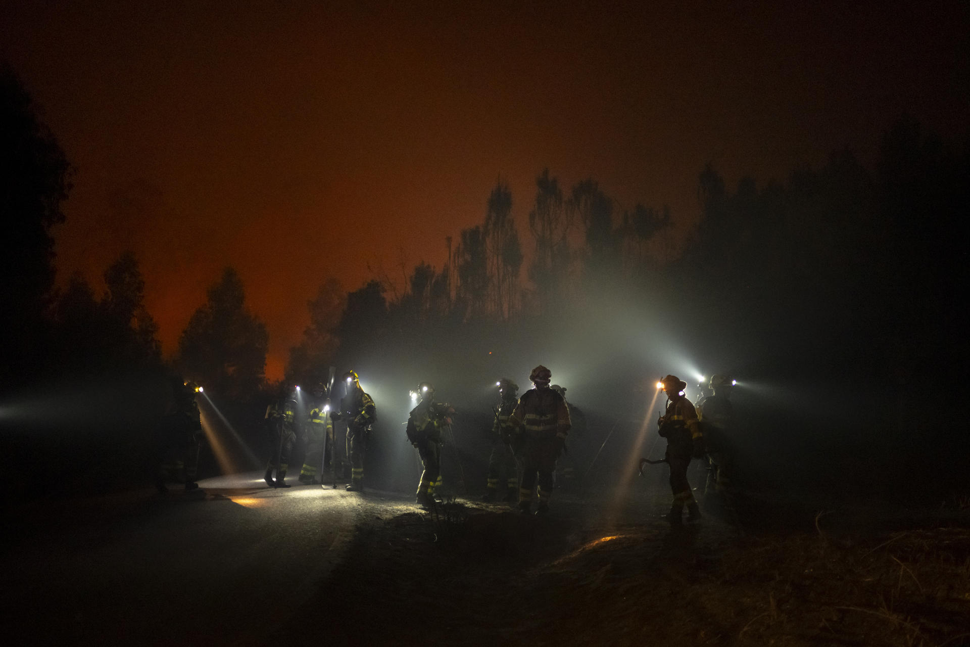 Un grupo de bomberos trabajan para extinguir un incendio forestal este miércoles, en As Neves, Pontevedra (España). EFE/ Brais Lorenzo
