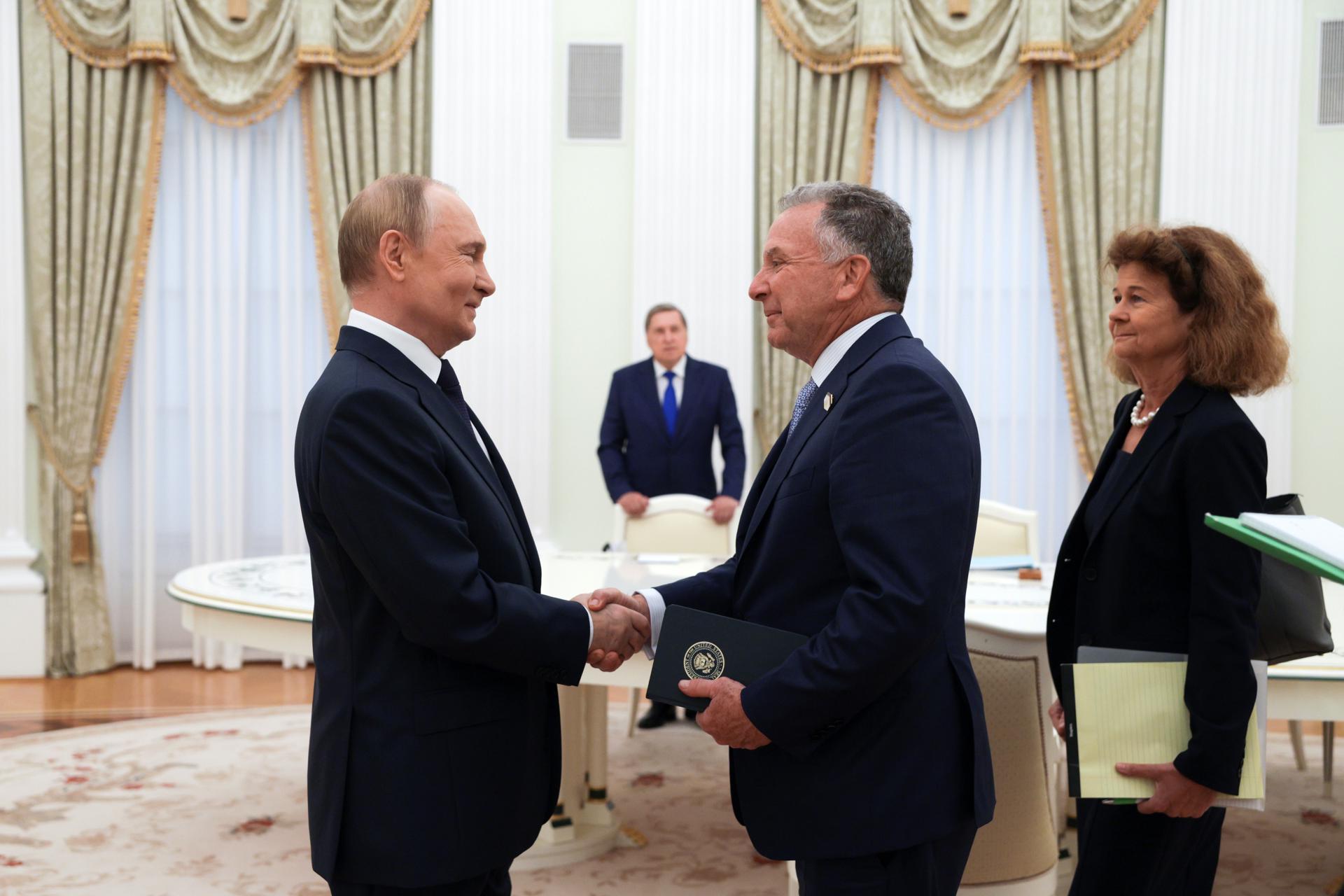 El presidente ruso, Vladimir Putin (izq.), y el enviado especial de Estados Unidos para Oriente Medio, Steve Witkoff, se estrechan la mano antes de una reunión en el Kremlin en Moscú, Rusia, el 6 de agosto de 2025.(Rusia, Moscú) EFE/EPA/GAVRIIL GRIGOROV / SPUTNIK / KREMLIN POOL MANDATORY CREDIT