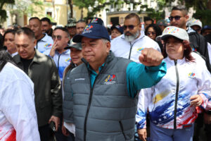 El presidente del Consejo Nacional Electoral (CNE), Elvis Amoroso (c), reacciona durante su llegada a la jornada de alistamiento este viernes, en Caracas (Venezuela). EFE/ Miguel Gutiérrez