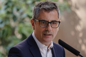 El ministro de la Presidencia, Justicia y Relaciones con las Cortes, Félix Bolaños, durante la rueda de prensa que ha ofrecido tras su reunión con el presidente de la Autoridad Independiente de Protección del Informante, Manuel Villoria, este viernes en Madrid. EFE/ Daniel Gonzalez