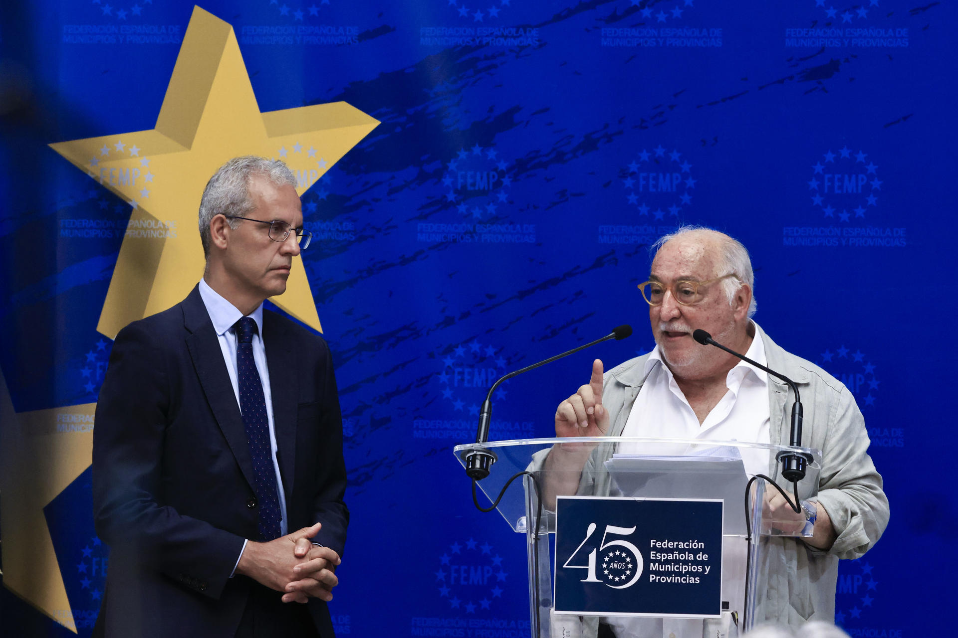 El director general de Tráfico, Pere Navarro (d), y el secretario general de la Federación Española de Municipios y Provincias, Luis Martínez-Sicluna (i), presentan el balance de siniestralidad vial en vías urbanas de 2024, este jueves en Madrid.-EFE/ Pablo R. Seco
