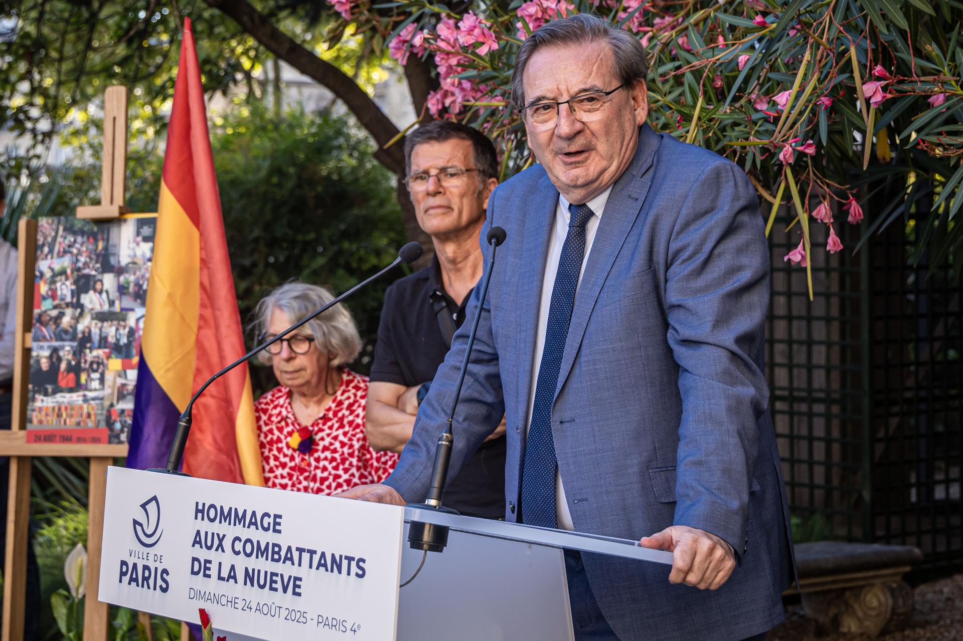 París, 24/08/2025.- El secretario de Estado español de Memoria Democrática, Fernando Martínez, participa en la ceremonia que acredita el Jardín de los Combatientes de La Nueve, que homenajea a los soldados españoles del Ejército francés que liberaron París de los nazis en 1944, como Lugar de Memoria español. EFE/EPA/Christophe Petit Tesson
