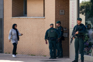 Imagen de archivo de agentes de la Guardia Civil en el domicilio del barrio de Zabalgana de Vitoria, donde al menos una mujer fue detenida en una operación contra el yihadismo. EFE / L. Rico