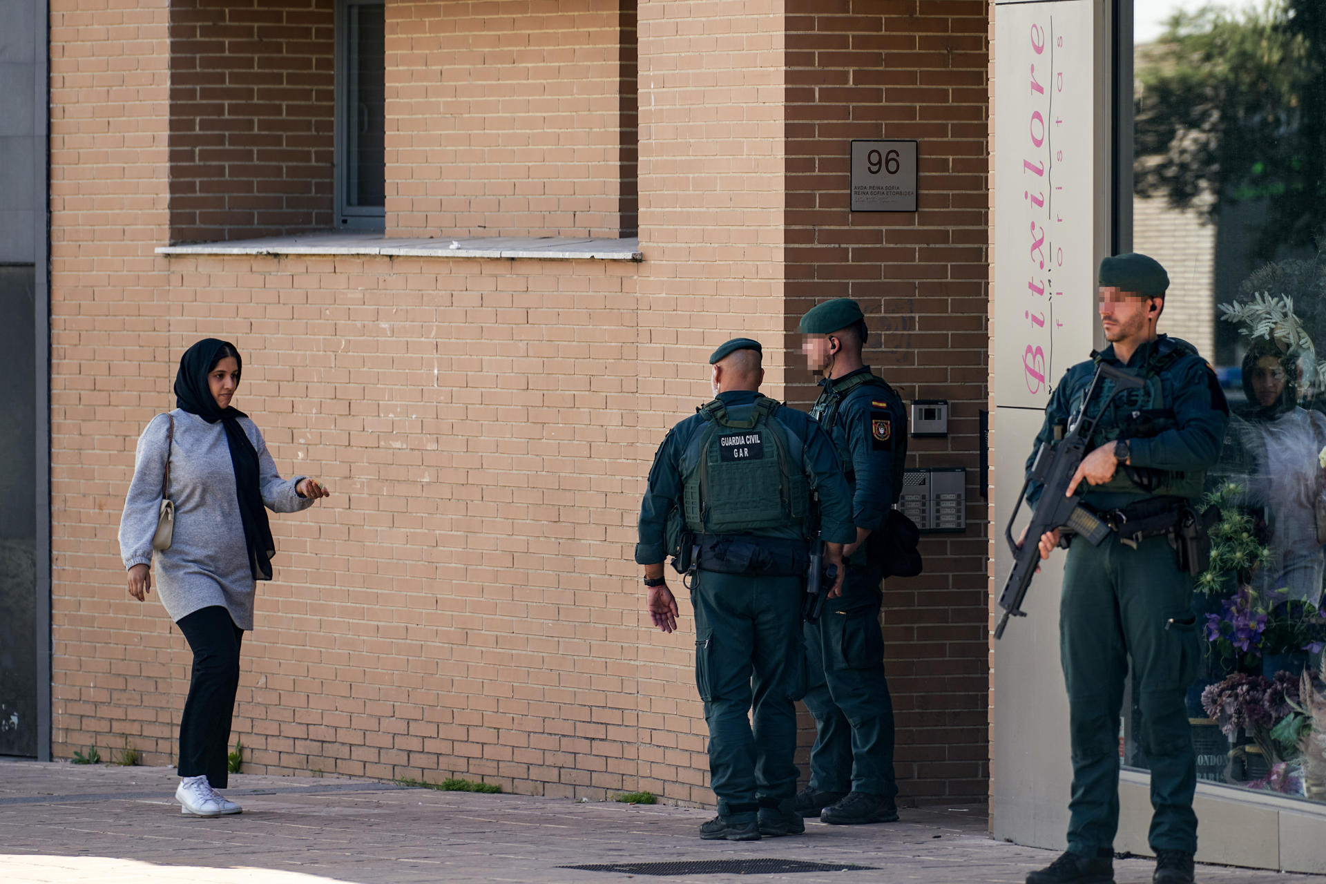 Imagen de archivo de agentes de la Guardia Civil en el domicilio del barrio de Zabalgana de Vitoria, donde al menos una mujer fue detenida en una operación contra el yihadismo. EFE / L. Rico