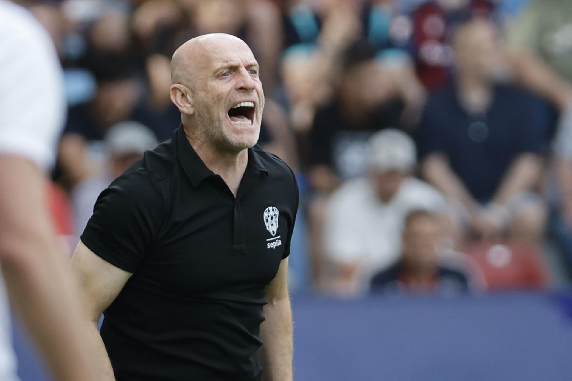 Fotografía de Ana Escobar en la que puede verse una foto de archivo del 1 de junio de 2025 del entrenador del Levante Julián Calero, durante el partido correspondiente a la última jornada de la Liga Hypermotion ante el Eibar.
