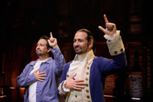 Fotografía personal cedida este martes, 5 de agosto, donde aparece el actor y guionista Lin Manuel Miranda (i) junto a su figura de cera (d), en el teatro Richards Rogers, en Nueva York (NY, EE.UU.). EFE/Prensa Lin Manuel Miranda