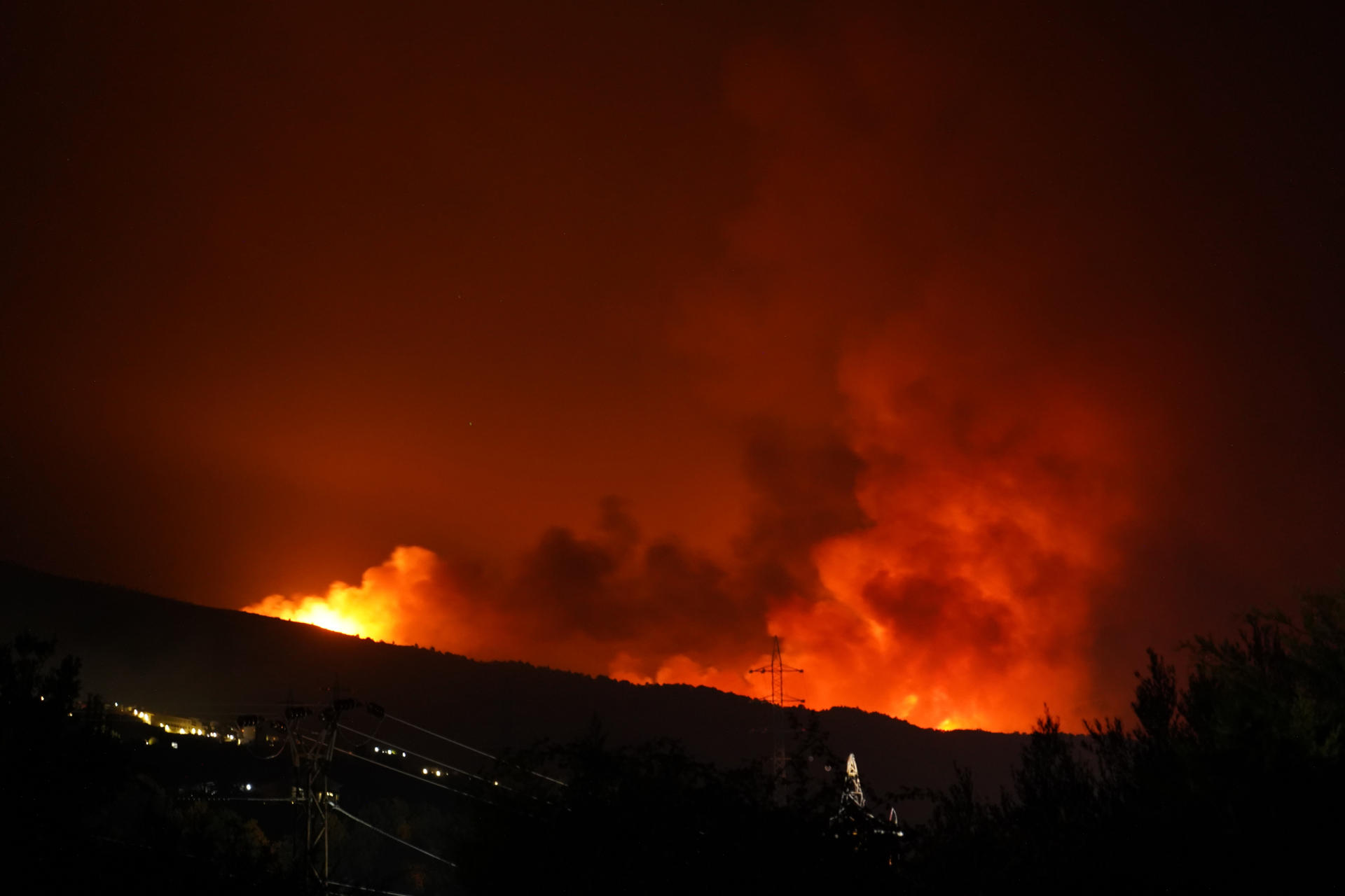 Las llamas en el frente de Jarilla, en la cuerda que divide el Valle del Jerte y el Ambroz, por encima de la localidad de El Torno durante la madrugada de este sábado. Extremadura pedirá el despliegue de medios operativos del Ejército y del Mecanismo Europeo de Protección Civil ante la situación de "extrema gravedad" que vive la región con ocho incendios activos, entre los que preocupan especialmente el de Jarilla -que ha vuelto a reactivarse y está descontrolado- Aliseda y Casar de Cáceres. EFE/ Eduardo Palomo