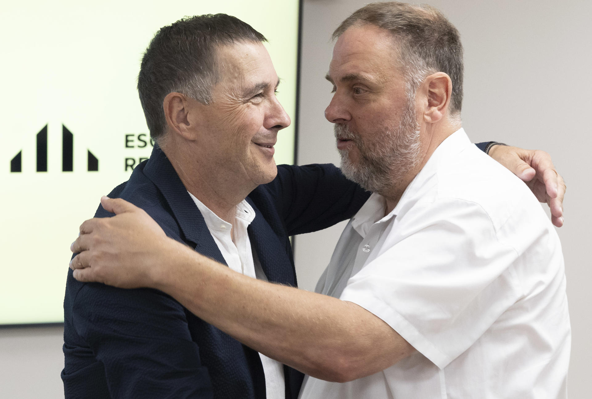 Los líderes de EH Bildu y ERC, Arnaldo Otegi (i) y Oriol Junqueras, se han reunido este lunes en San Sebastián para analizar la situación política de España, dentro de una ronda de contactos que los independentistas vascos han iniciado con distintas fuerzas políticas para debatir sobre la coyuntura política nacional.EFE/Javier Etxezarreta