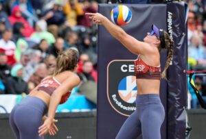 Daniela Álvarez Mendoza y Tania Moreno Matveeva (derecha), de España, en acción contra Maryna Hladun y Tetiana Lazarenko, de Ucrania, durante su partido de semifinales en el Campeonato Europeo de Vóley Playa 2025 en Düsseldorf, Alemania, el 2 de agosto de 2025. (Alemania, España, Ucrania) EFE/EPA/RONALD WITTEK