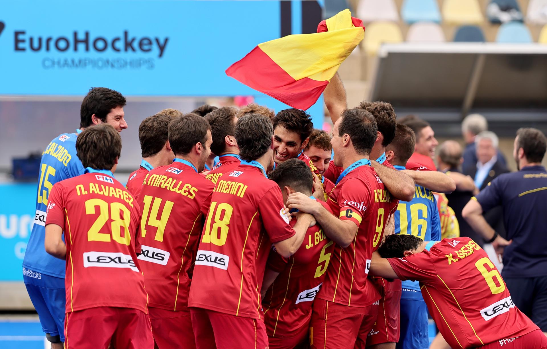 España celebra el bronce en el EuroHockey Championships 2025 en Moenchengladbach, Alemania.  EFE/EPA/RONALD WITTEK
