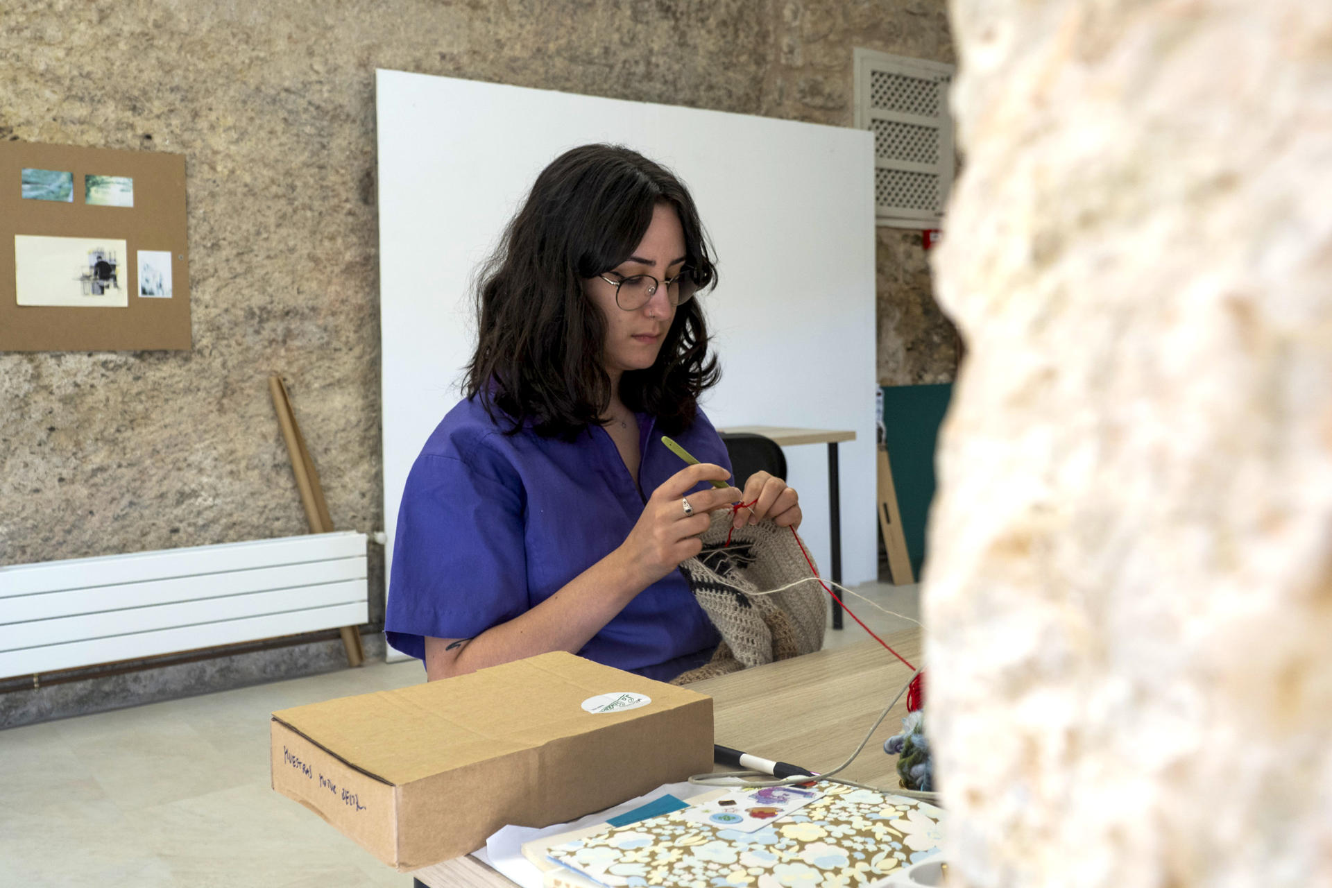 María, Fran, Ilaria, Perla o Álvaro viven juntos en una casa del Casco Antiguo de Cuenca; pero no es una vivienda cualquiera, sino el centro de creadores contemporáneos de Cuenca 4C, ni ellos son unos jóvenes cualquiera, sino pintoras, escritores o investigadoras que forman parte de este proyecto de "fecundación cruzada". EFE/ José del Olmo