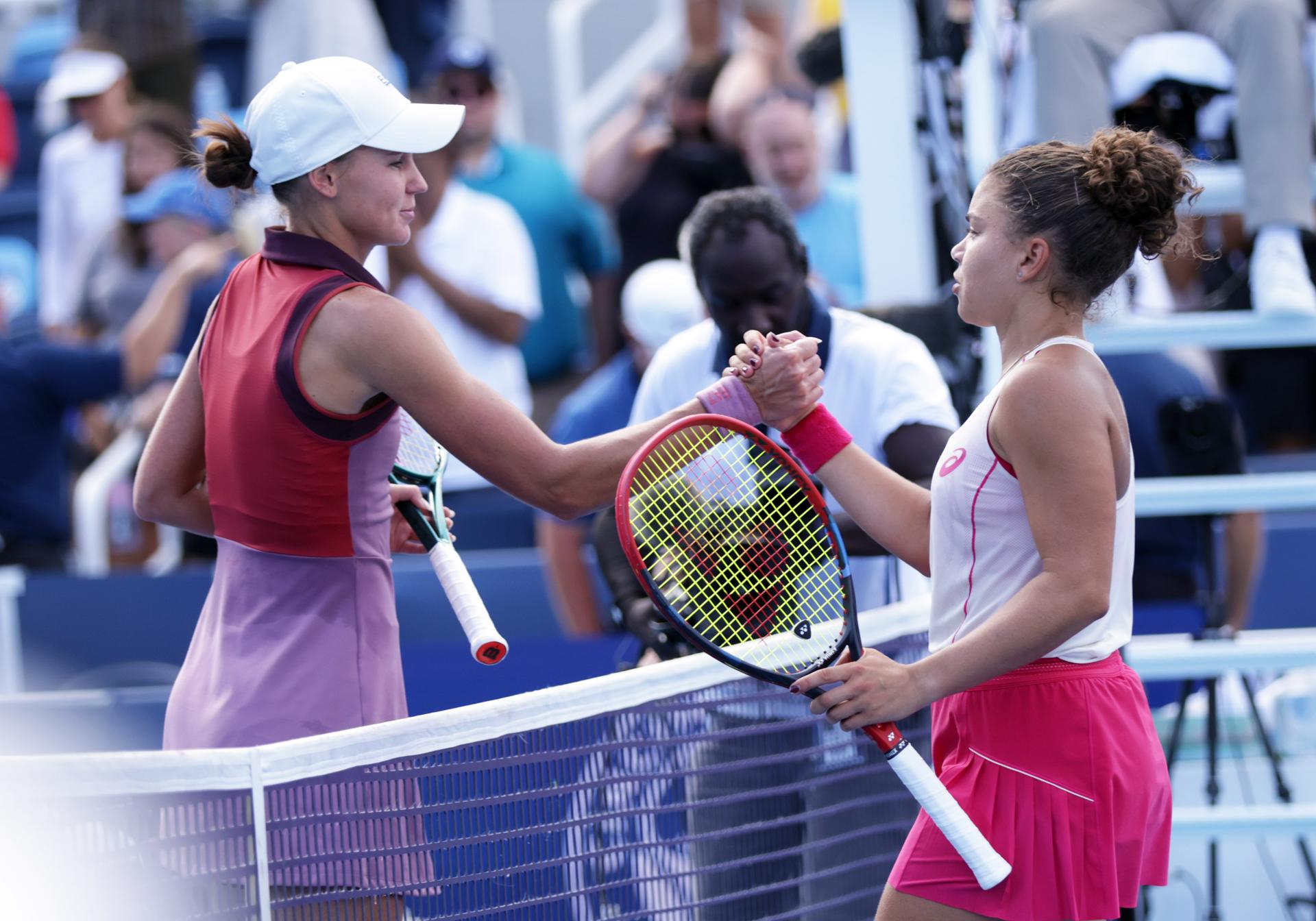 Lala rusa Veronika Kudermetova (i) saluda a la italiana Jasmine Paolini (d), que le derrotó este domingo en el juego de semfinales del WTA 1.000 de Cincinnati , donde la ganadora se citará con la polaca Iga Swiatek.EFE/EPA/MARK LYONS
MASON (United States), 17/08/2025.- Jasmine Paolini (R) of Italy celebrates winning her semi-final match against Veronika Kudermetova (L) of Russia at the Cincinnati Open tennis tournament in Mason, Ohio, USA, 17 August 2025. (Tenis, Italia, Rusia) EFE/EPA/MARK LYONS