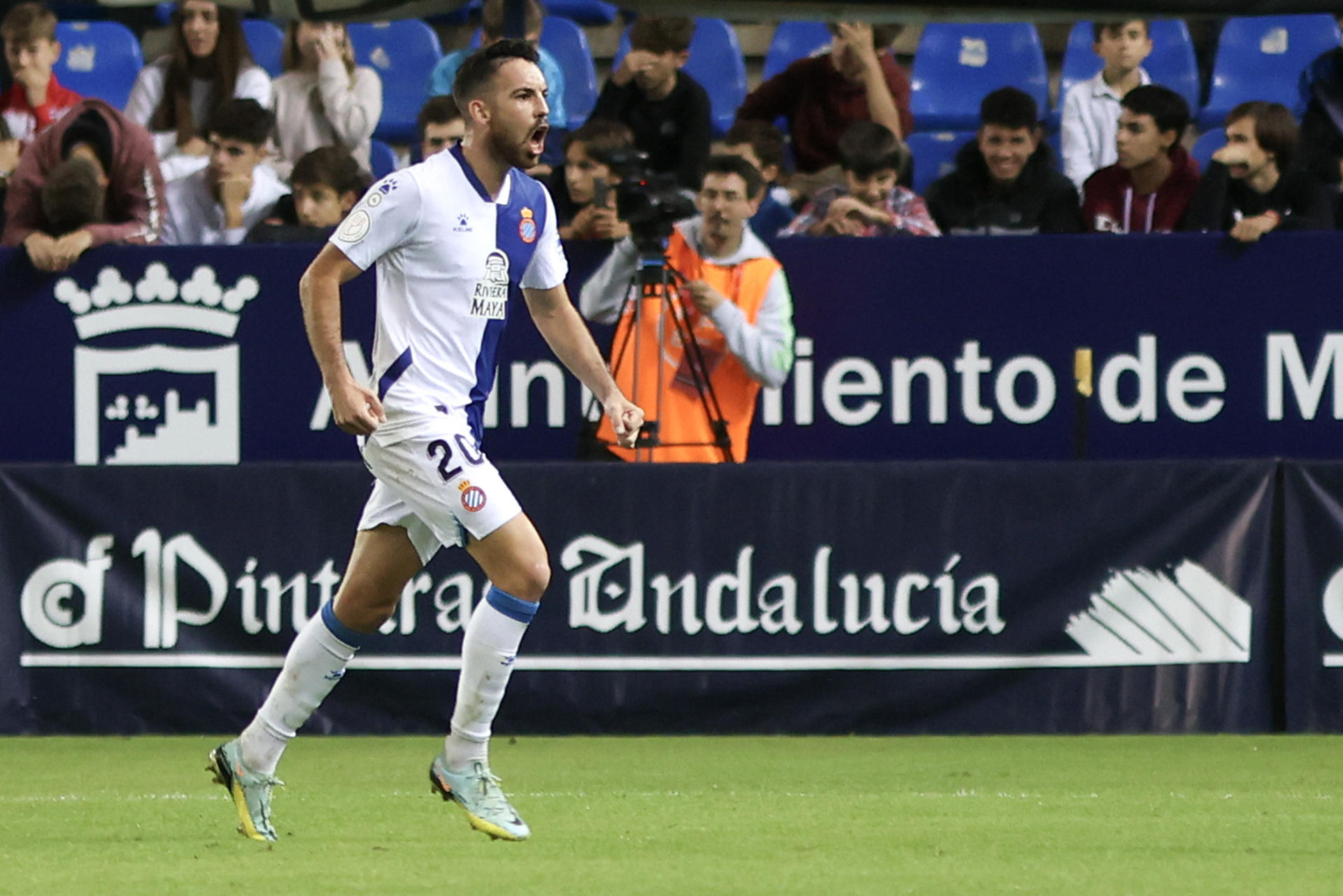El centrocampista del Espanyol, Edu Expósito, celebra el segundo de su equipo durante el partido de la primera eliminatoria de la Copa del Rey frente al CD Rincón en el estadio de La Rosaleda, en Málaga, el 12 de noviembre de 2022. Foto de archivo de: Daniel Pérez/EFE
