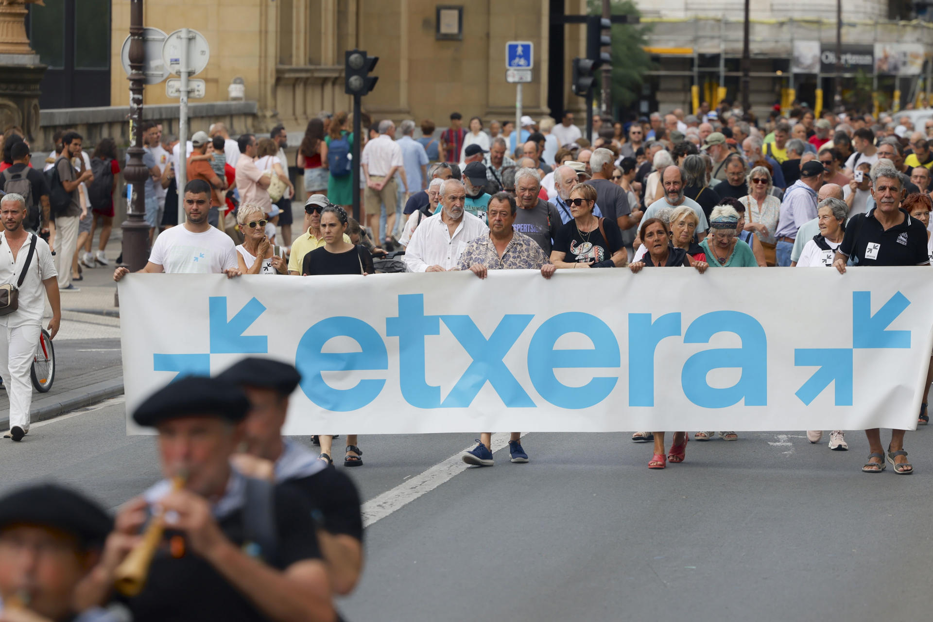La red de apoyo a los presos de ETA Sare celebra su habitual manifestación durante las fiestas de la Semana Grande de San Sebastián. EFE/Javi Colmenero
