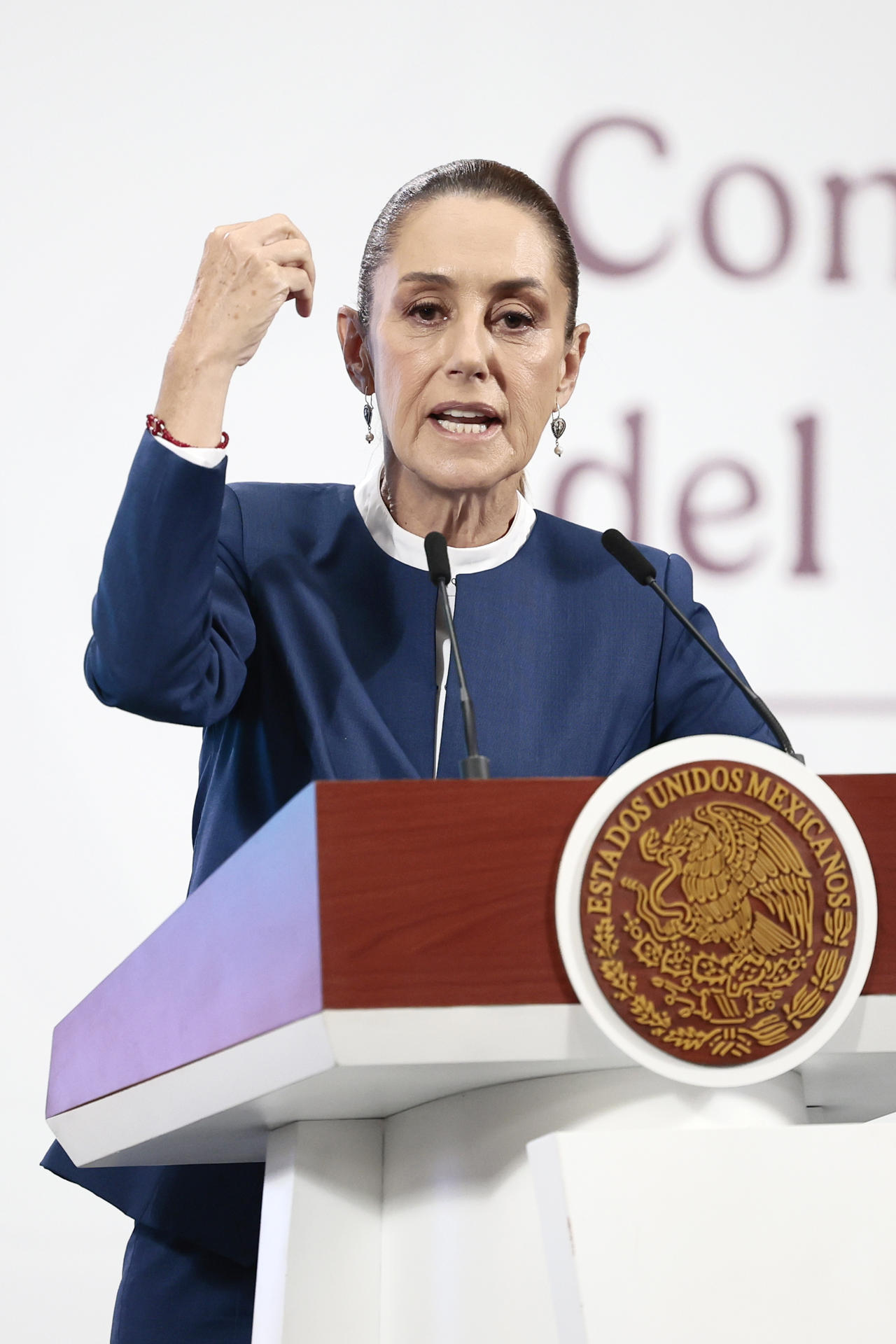 La presidenta de México, Claudia Sheinbaum, habla en una rueda de prensa este lunes, en el Palacio Nacional de Ciudad de México (México). EFE/ José Méndez
